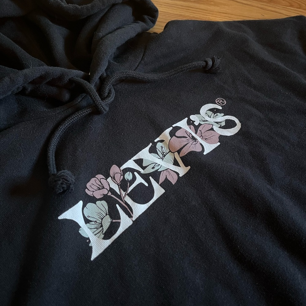Oversized Drop-Shoulder Levi’s Hoodie with Floral Logo Design